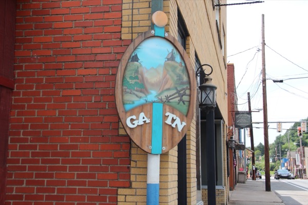 The painted Georgia–Tennessee state line in downtown McCaysville–Copperhill