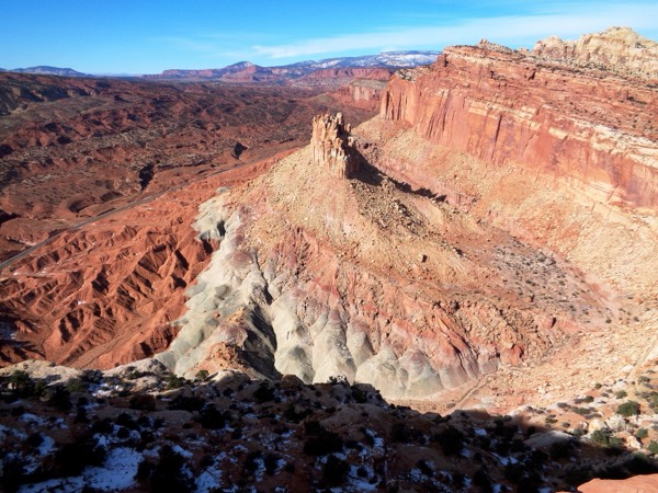 The sweeping rim overlook down to Highway 24 from the Navajo Knobs trail