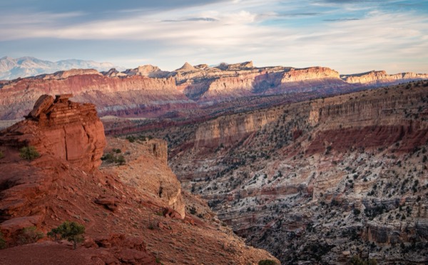 The overlook over Sulphur Creek canyon toward the Waterpocket Fold at dawn